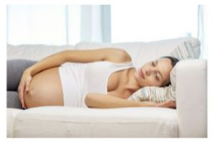妊娠初期で腰痛に苦しむ妊婦